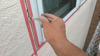 サイディング塗装　窓サッシ　コーキング２