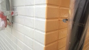 サイディングボード　外壁塗装　中塗り　シリコン２