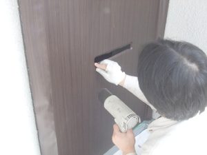 ダイノックシート　温風を当てます。