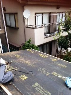 屋根葺き替え中