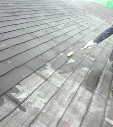 屋根塗装　スレート瓦　下塗り　下地強化塗料