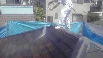 屋根　高圧洗浄の様子