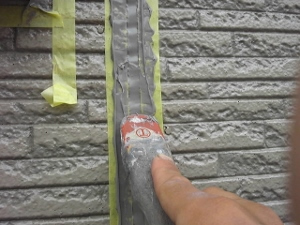 外壁サイディング　コーキング目地　ヘラで押さえます