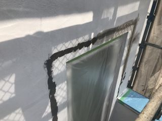 外壁のひび割れ補修 ３