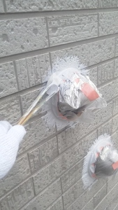 サイディング塗装　中塗り　刷毛